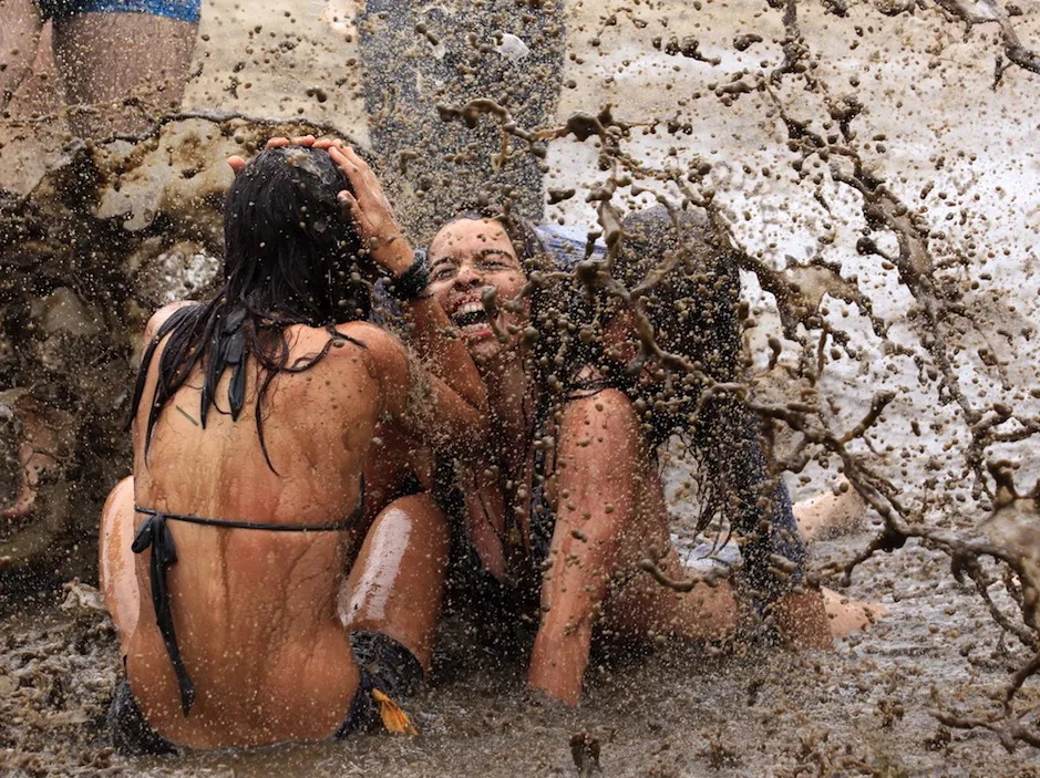 Inauguracyjne taplanie w błocie