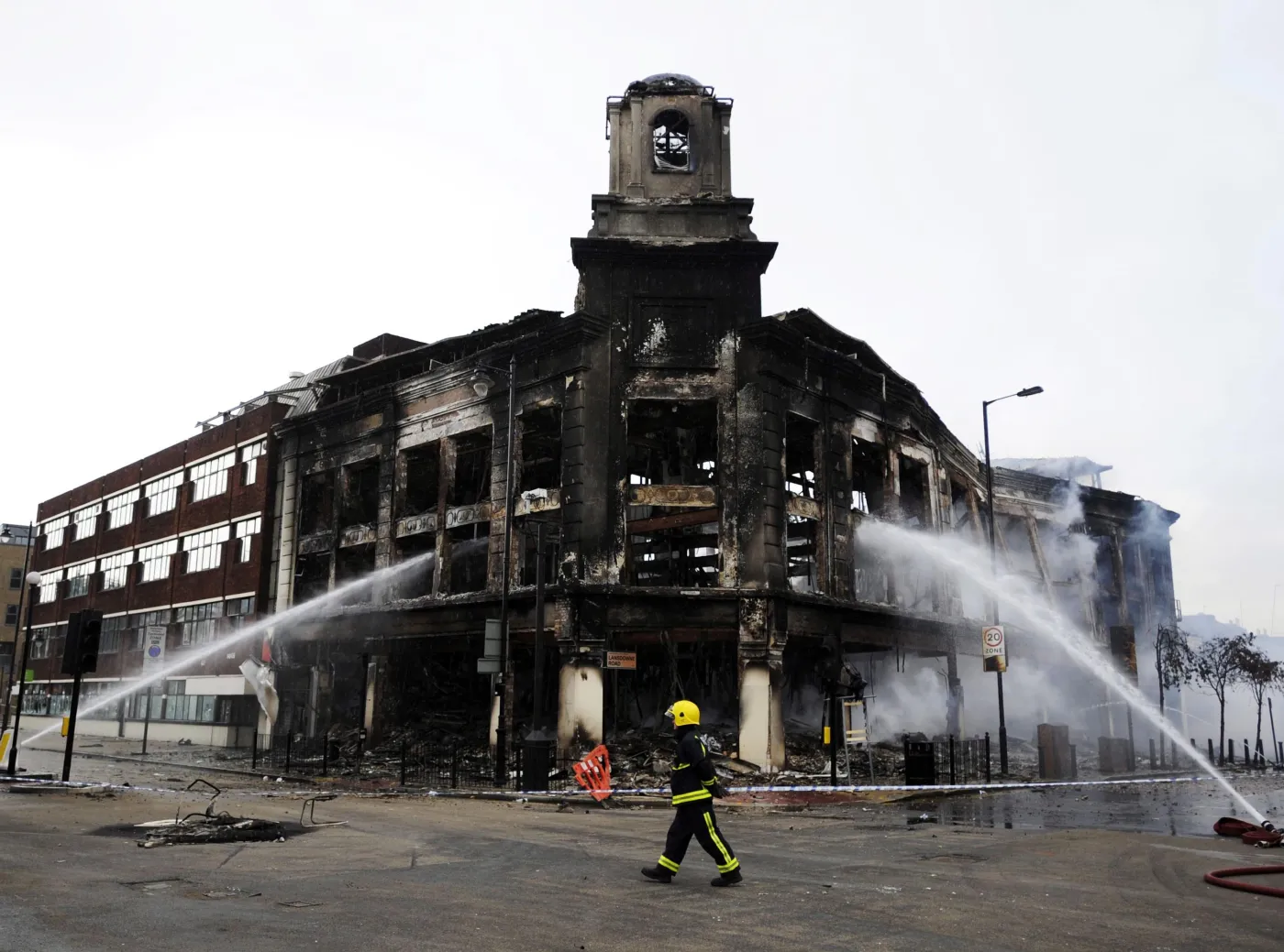 2359622-strazacgaszaja-budynek-spalony.jpg