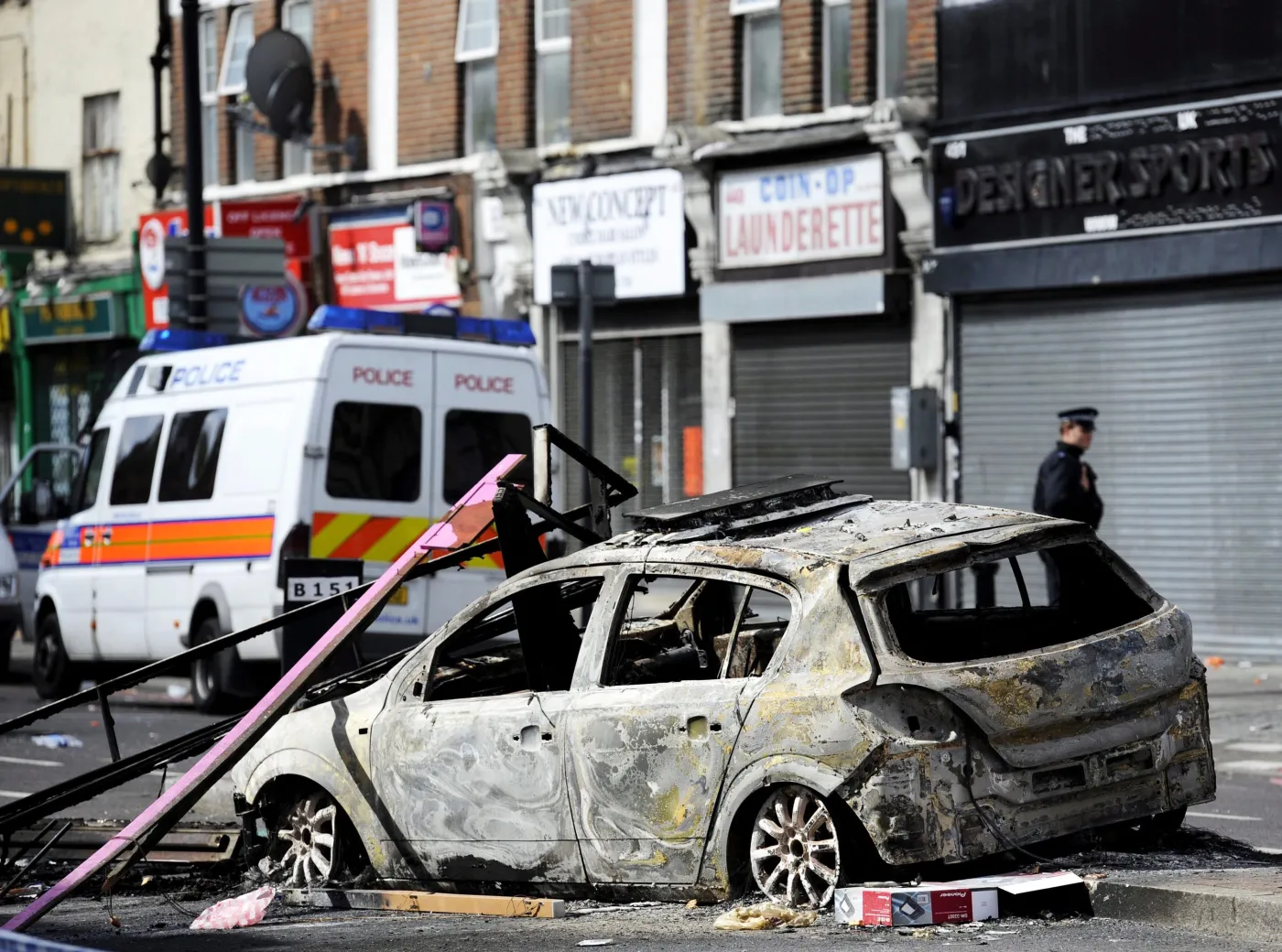 Spalony samochód w dzielnicy Tottenham
