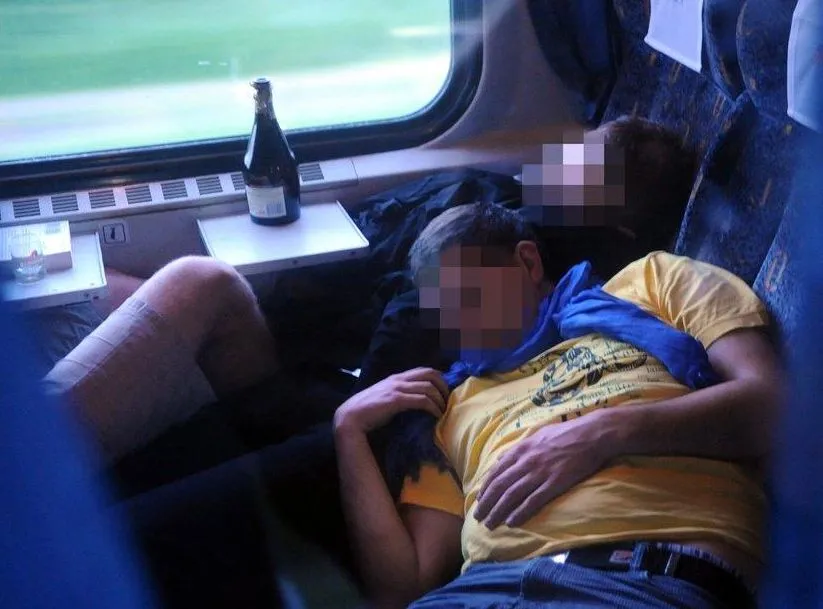 Zobacz, jak działacze Platformy "świętowali" w pociągu