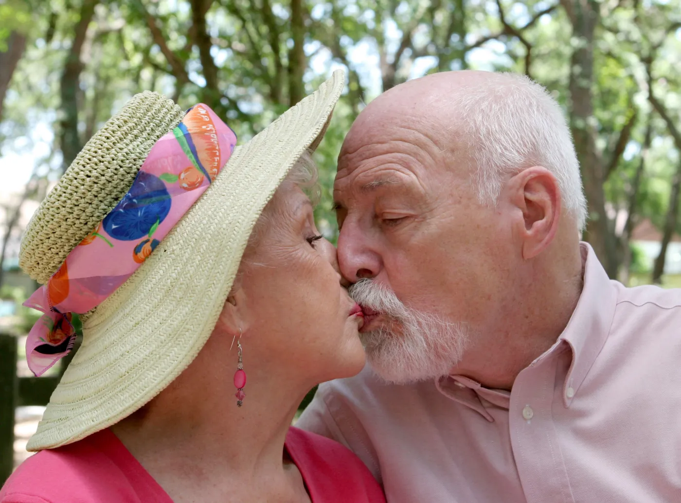 senior babcia dziadek pocałunek