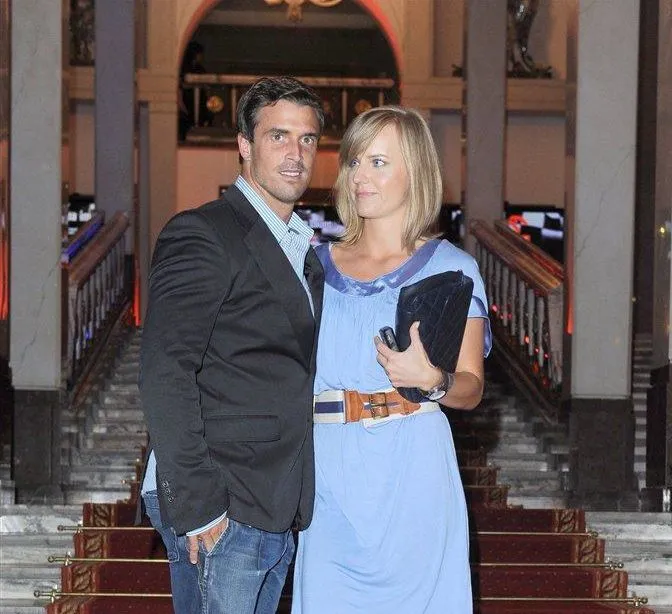 Staszek Karpiel-Bułecka z partnerką