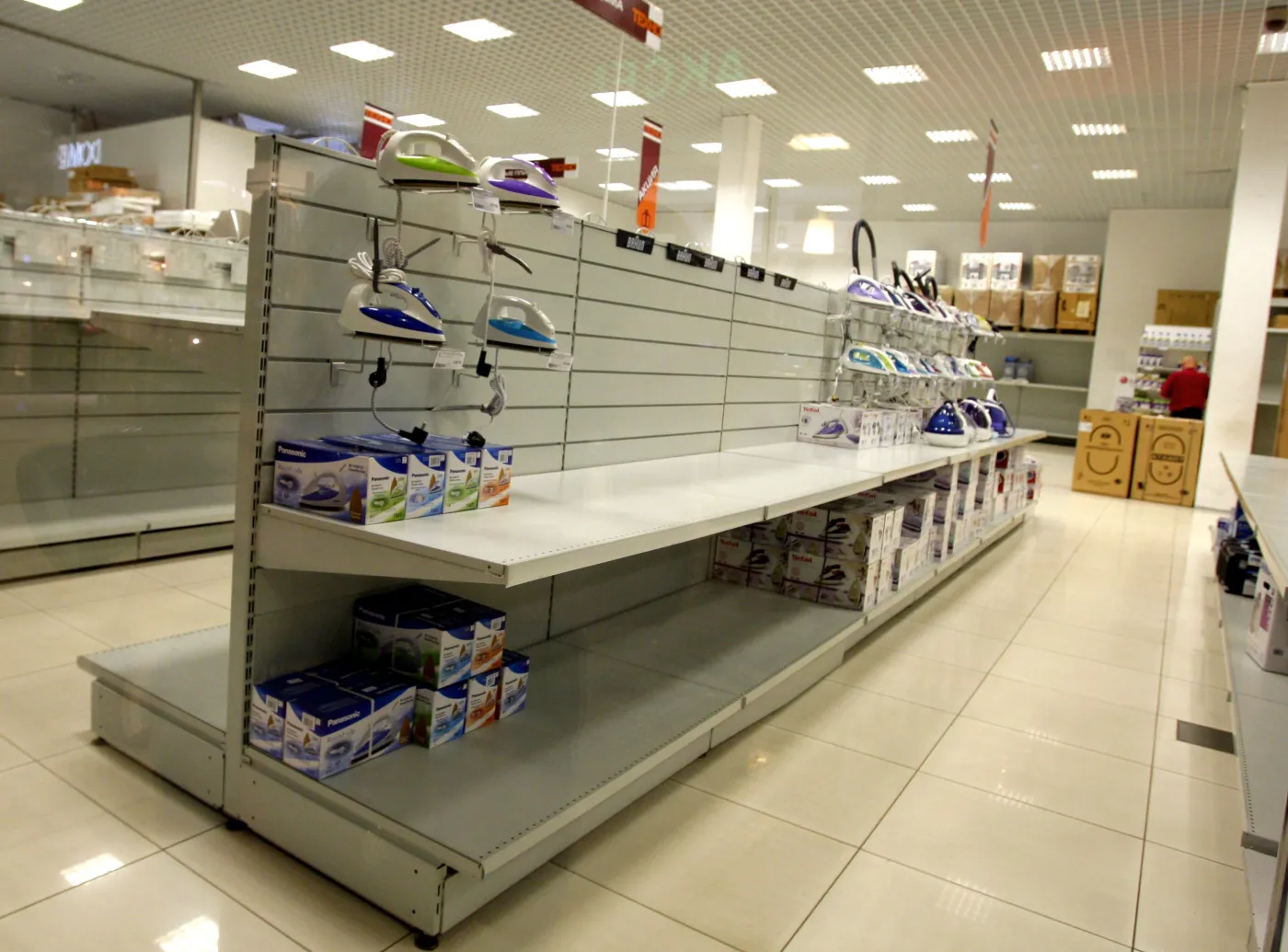 Puste półki w białoruskich sklepach