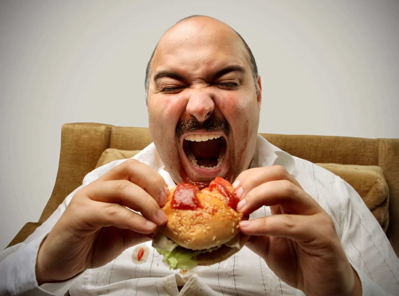 mężczyzna hamburger fast-food