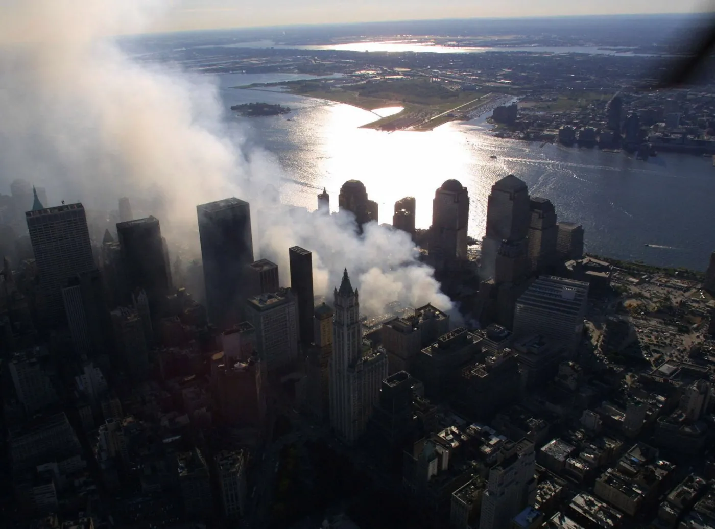 Dym unosi się nad wieżami World Trade Center w Nowym Jorku, zniszczonymi po atakach terrorystycznych z 11 września 2001