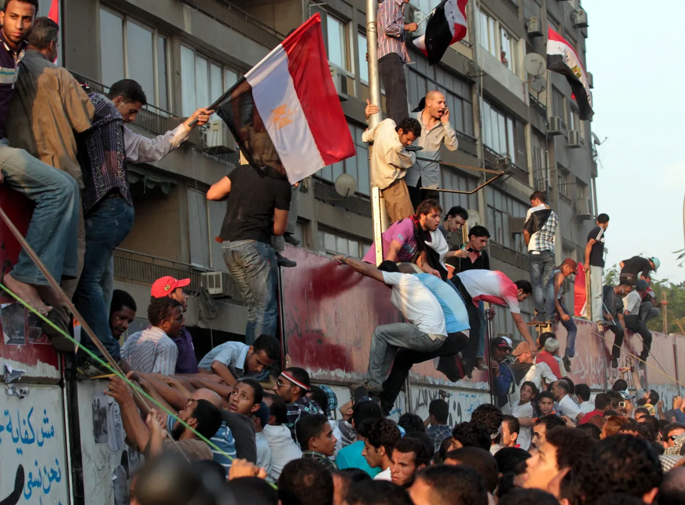 2473839-tlum-szturmuje-mur-wokol-ambasady.jpg