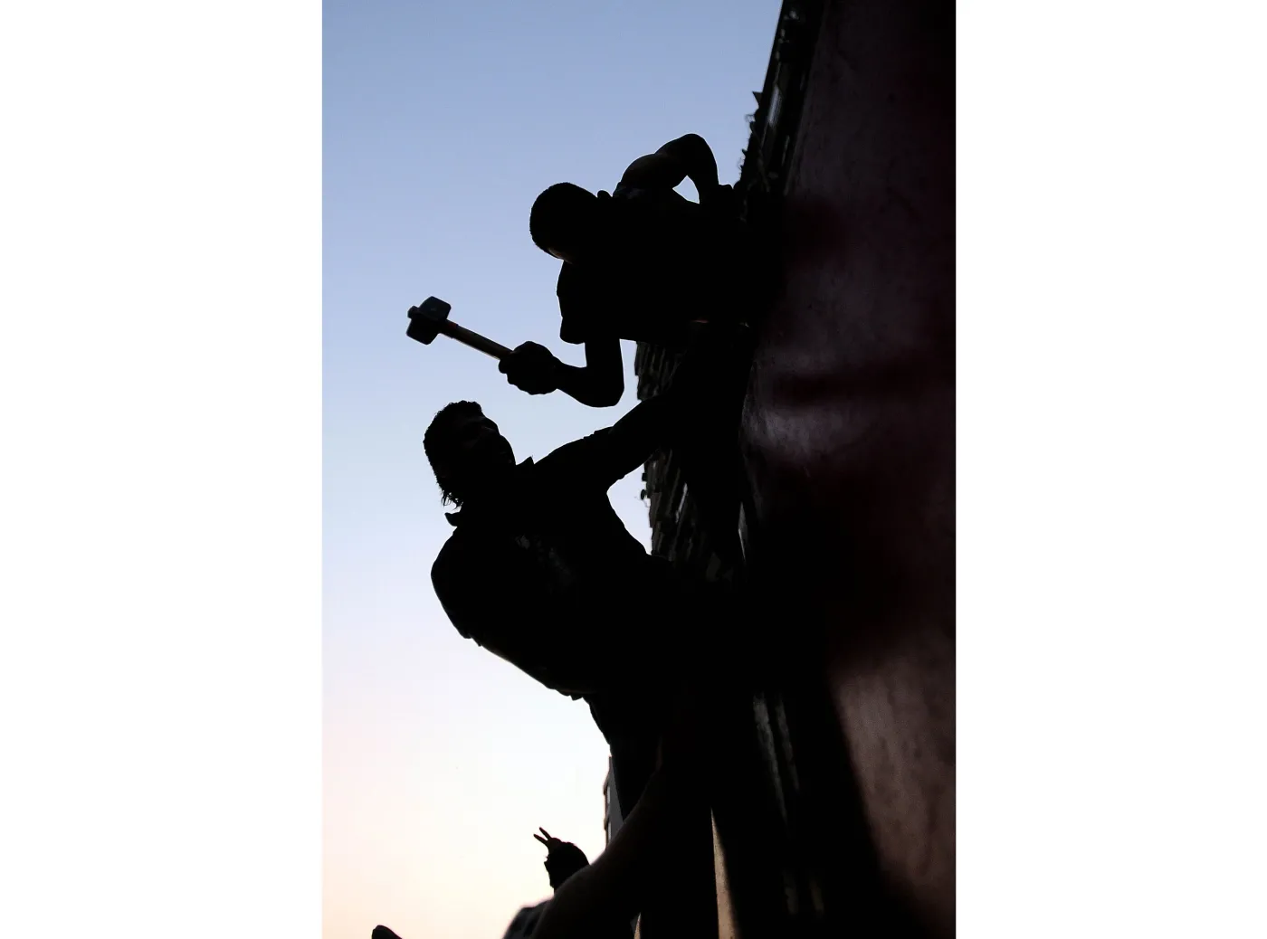 2473964-demonstranci-rozbijaja-mur-wokol.jpg