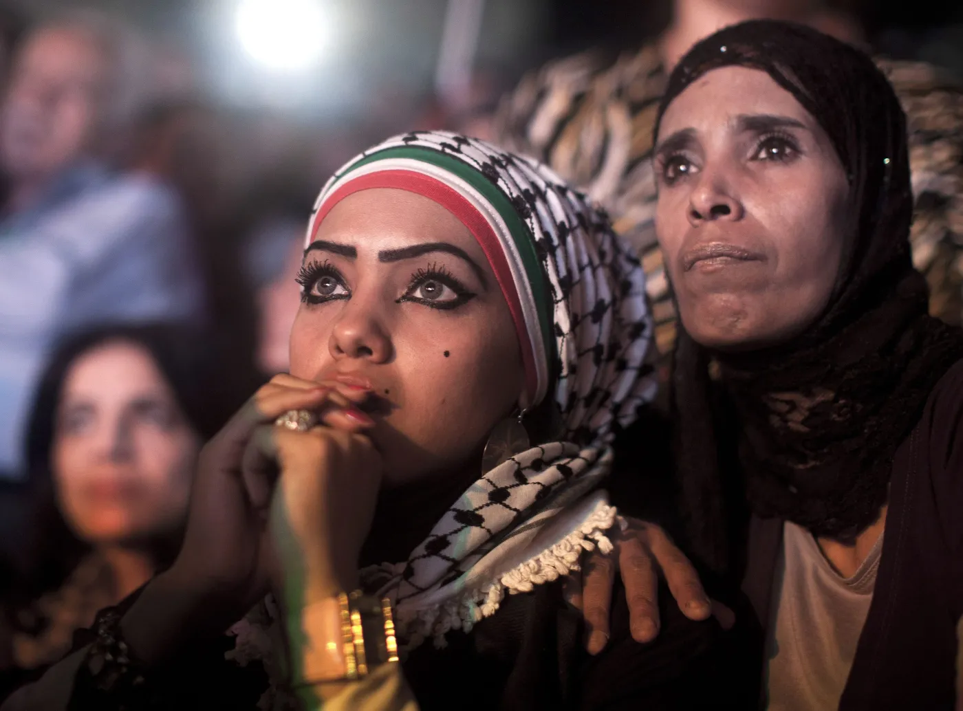 2525374-palestynki-z-ramallah-ogladaja.jpg