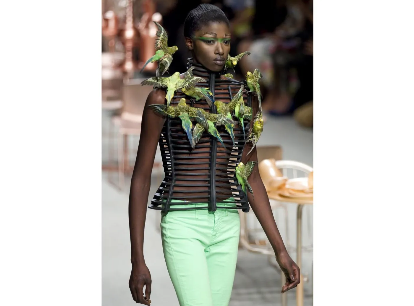 2546178-kolekcja-manish-arora-na-sezon.jpg