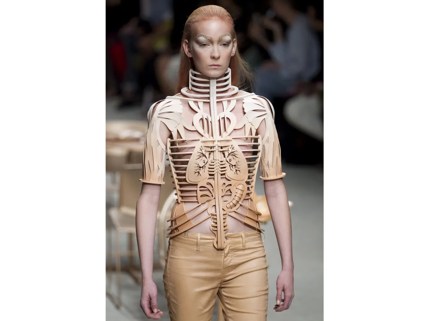 2546205-kolekcja-manish-arora-na-sezon.jpg