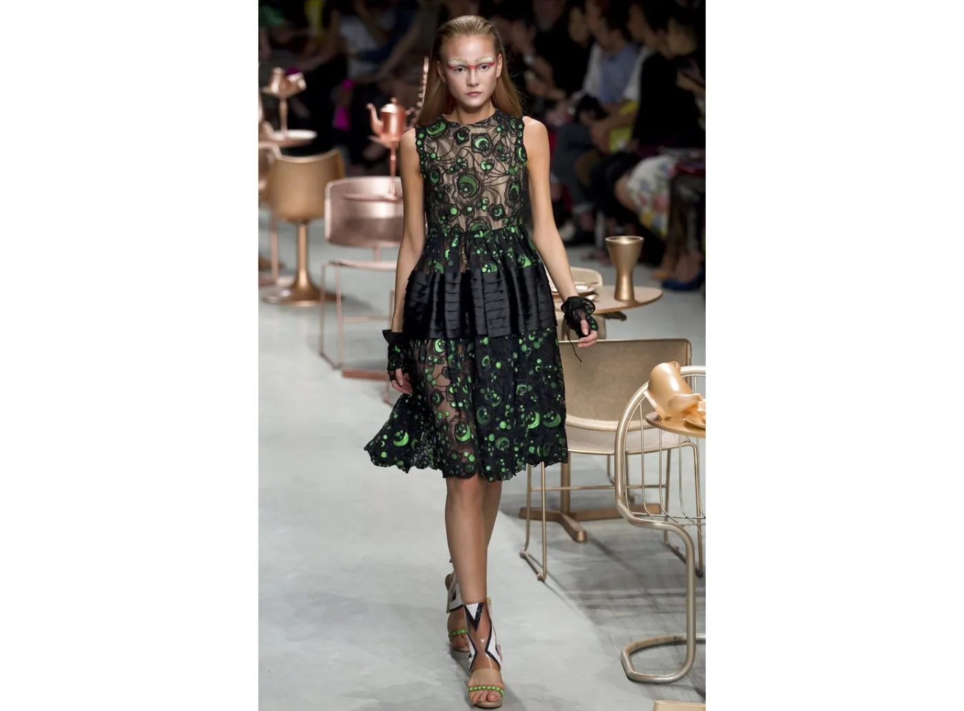 2546367-kolekcja-manish-arora-na-sezon.jpg