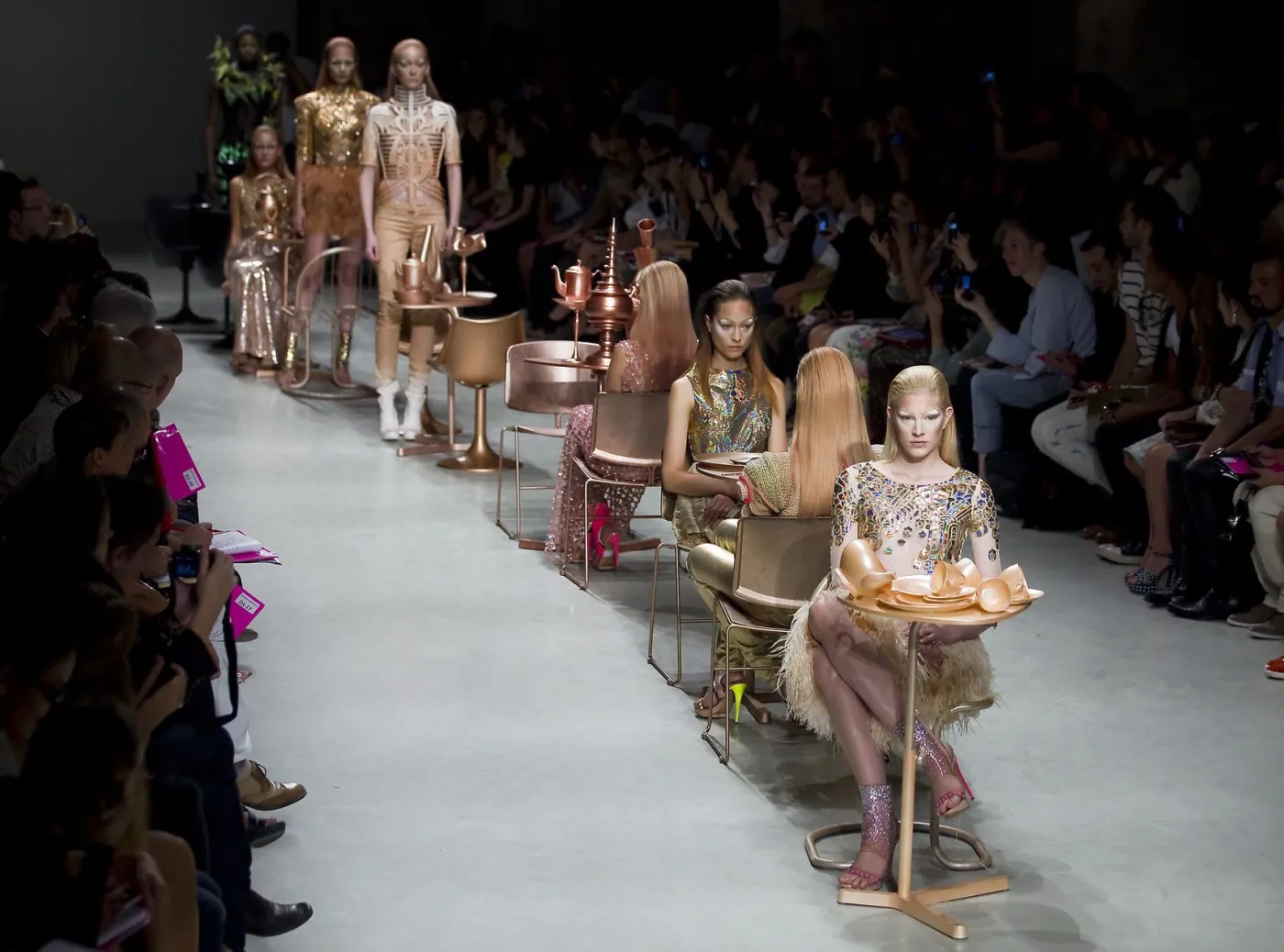 2546394-kolekcja-manish-arora-na-sezon.jpg