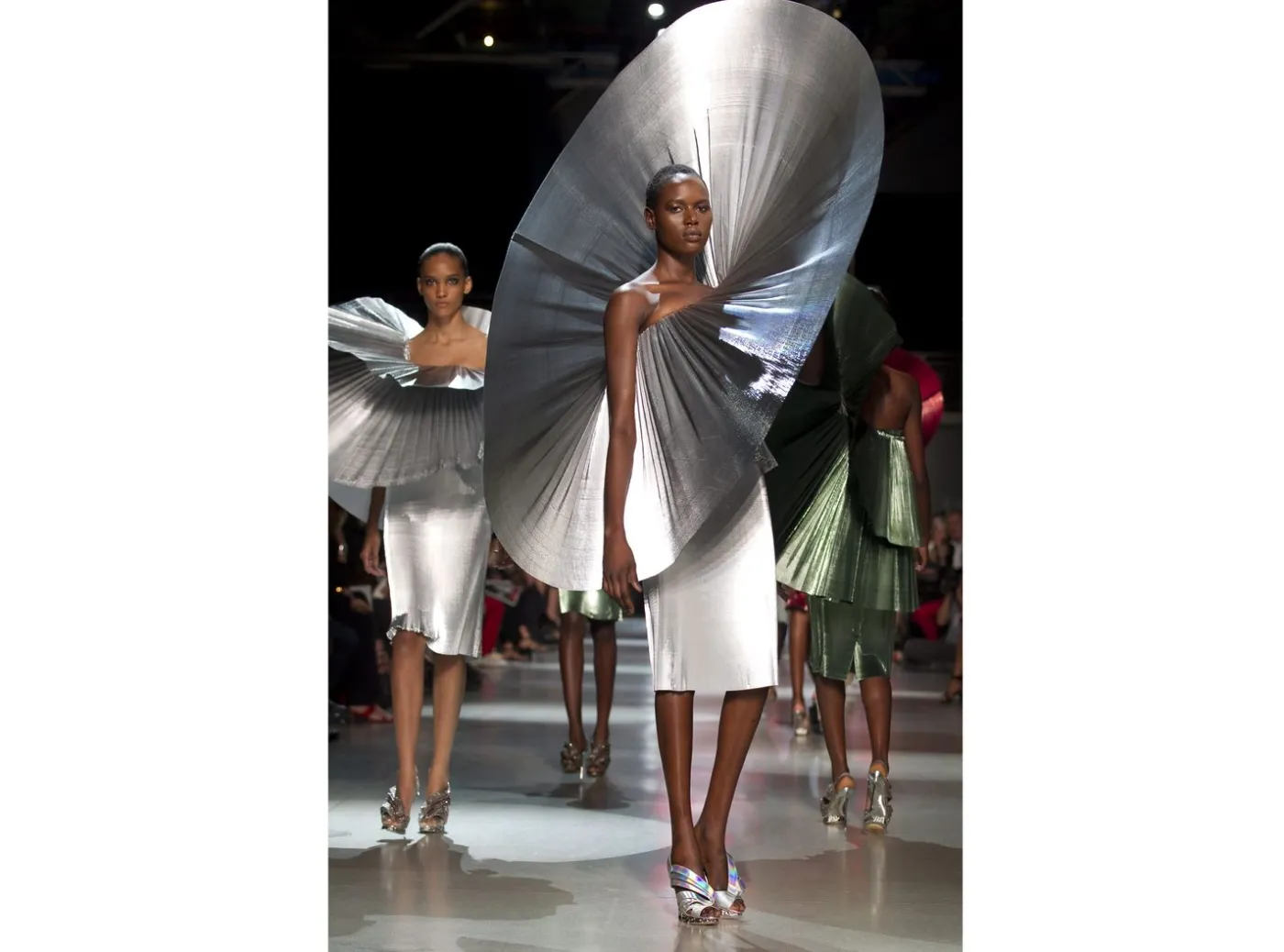 2568713-kolekcja-manish-arora-dla-paco.jpg