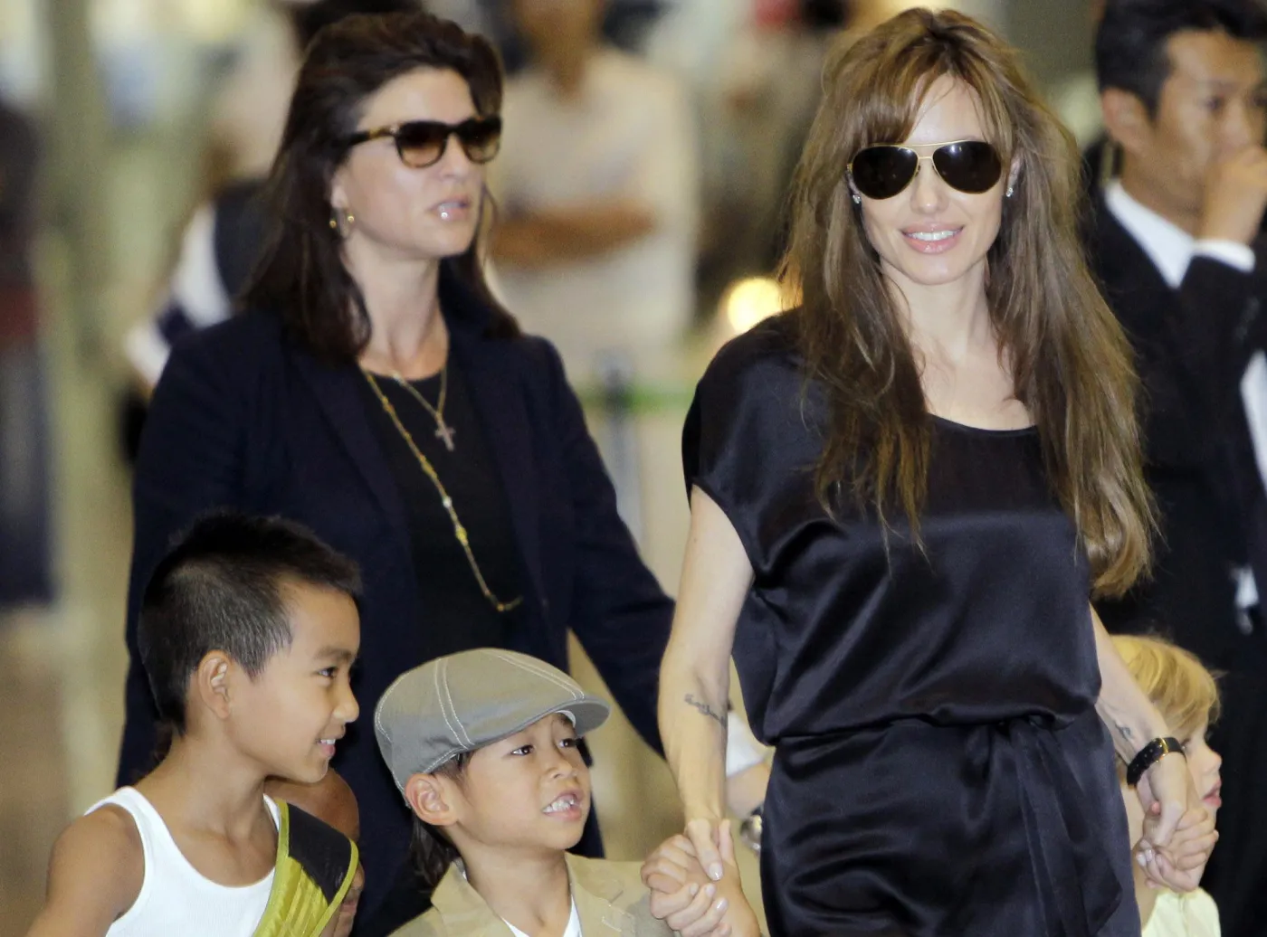 Maddox (po lewej) z mamą i rodzeństwem