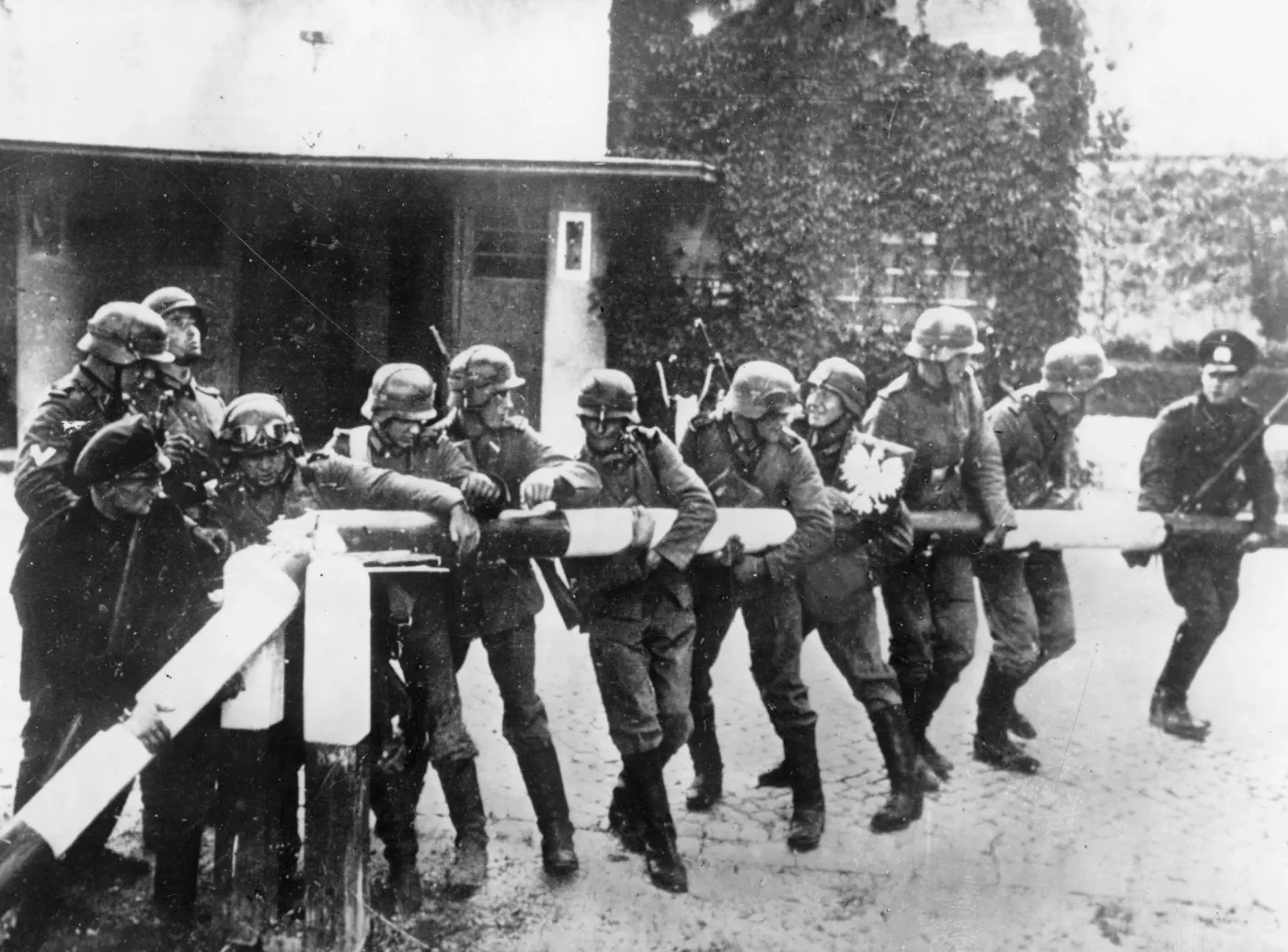 2435251-1-wrzesnia-1939-niemieckie-wojska.jpg