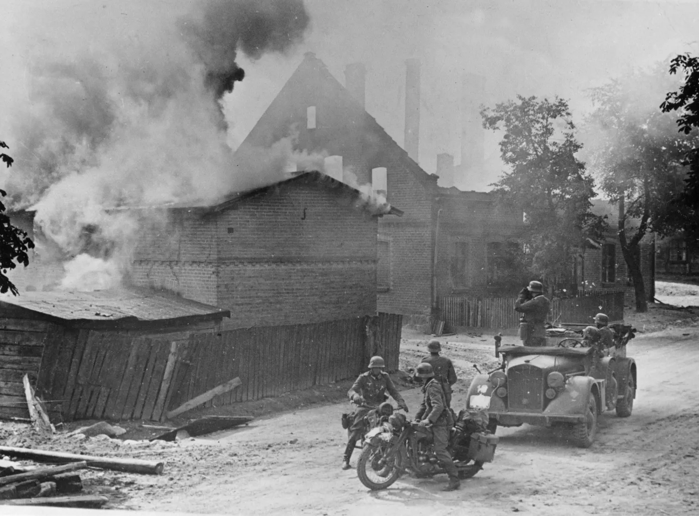2435276-wrzesien-1939-niemieccy-zolnierze.jpg