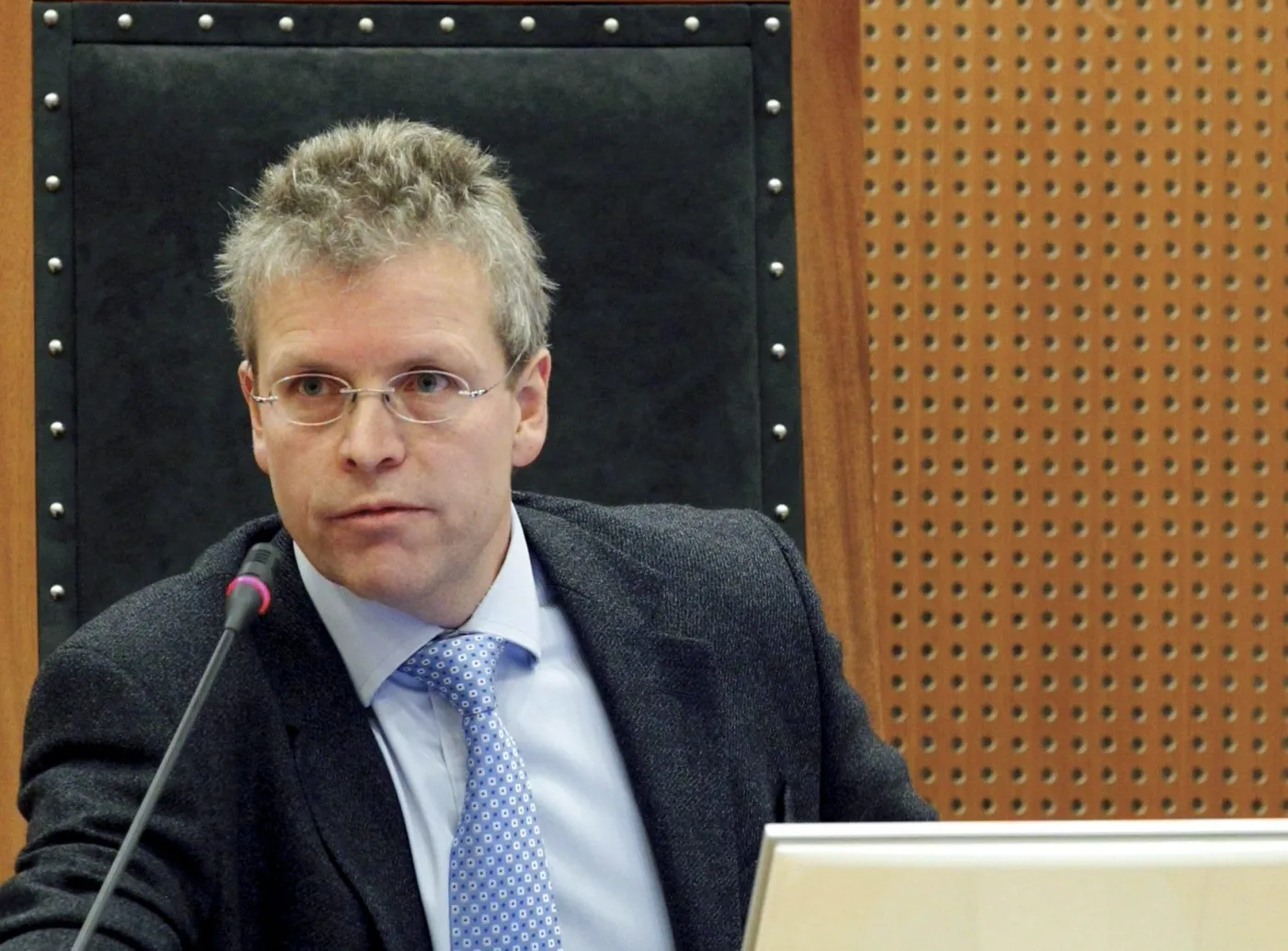 2731402-sedzia-torkjel-nesheim-prowadzacy.jpg