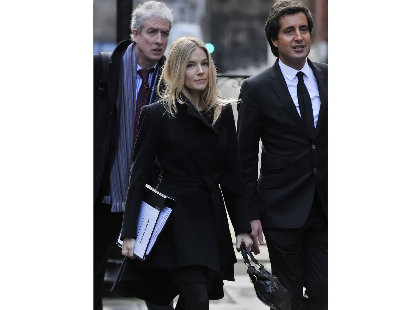 2777945-sienna-miller-przybywa-do-sadu.jpg