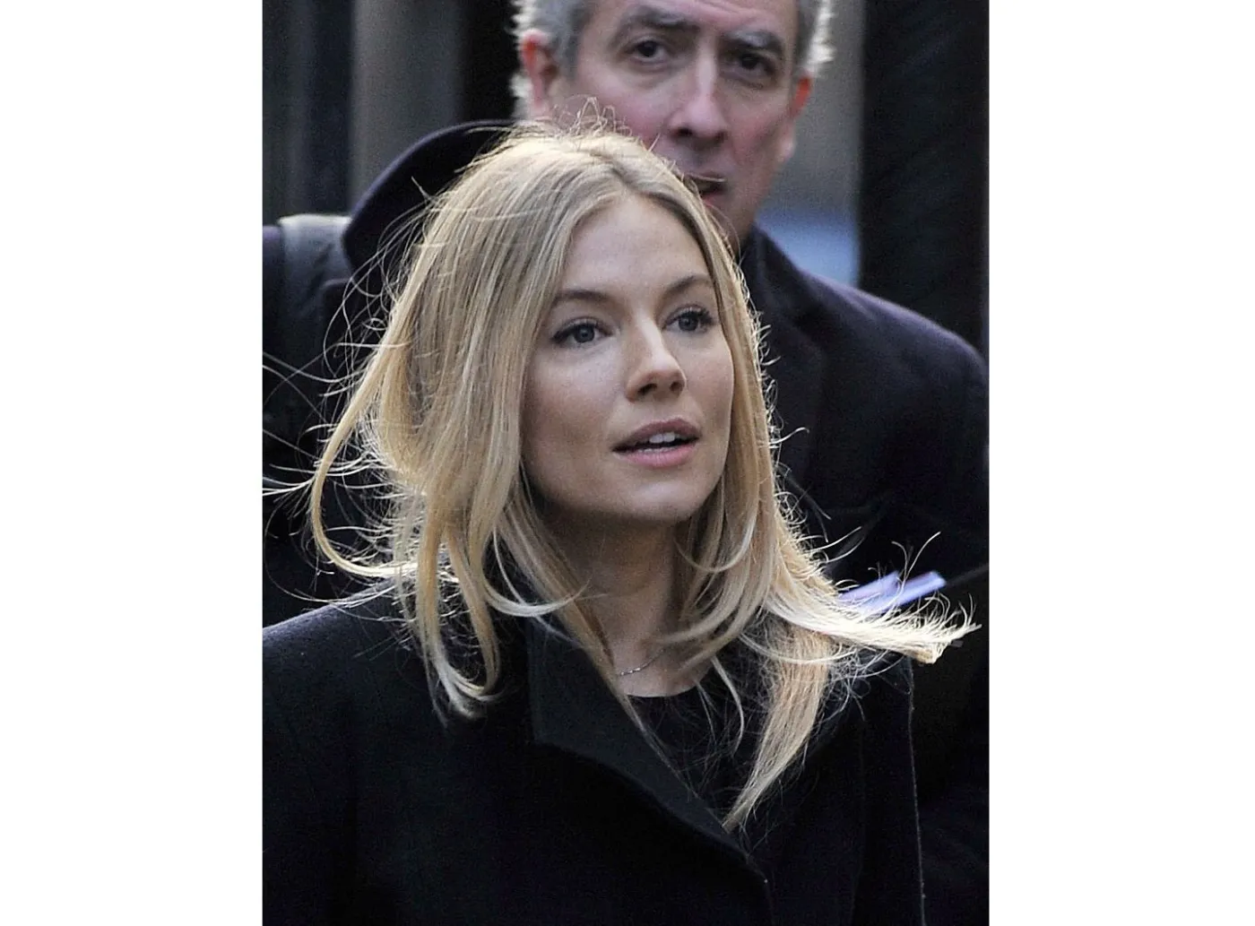 2778026-sienna-miller-przybywa-do-sadu.jpg