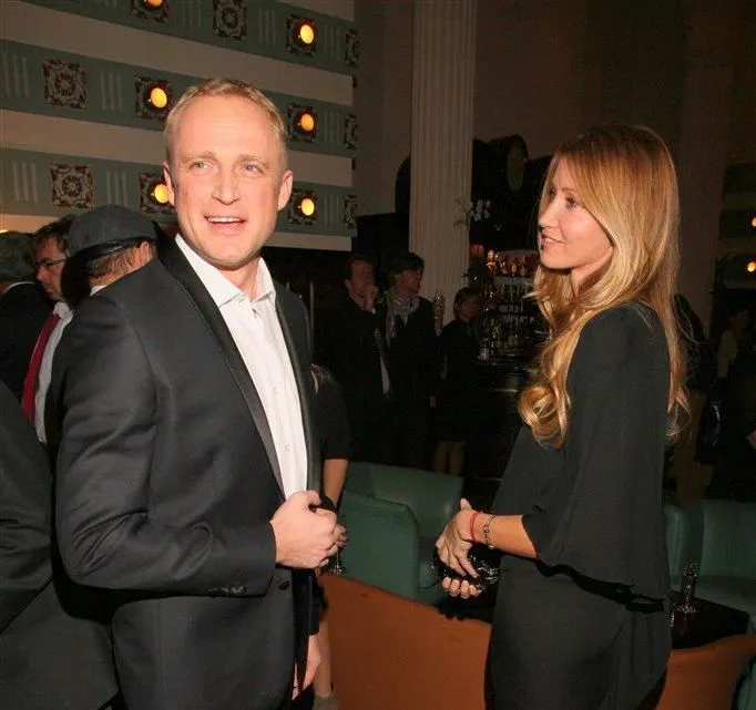 Piotr Adamczyk z piękną nieznajomą