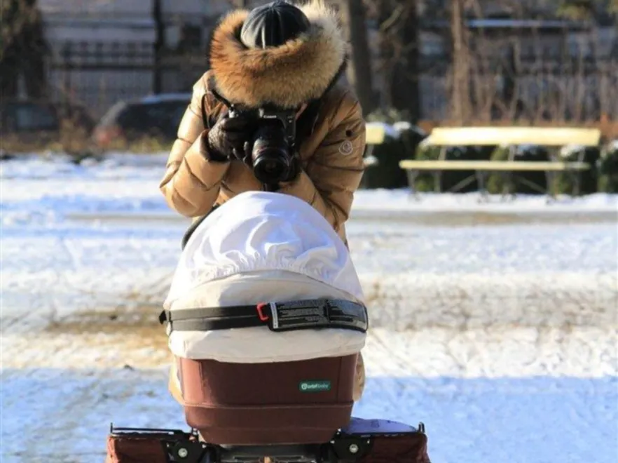 Anna Mucha z córeczką na spacerze.