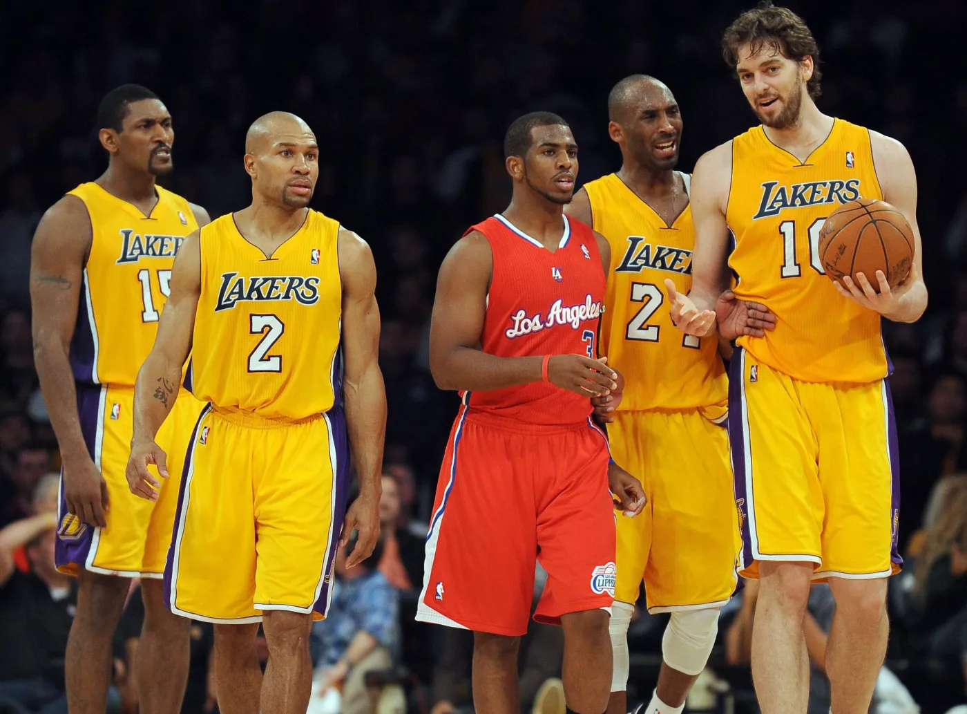 Koszykarze LA Lakers (w żółtych strojach)