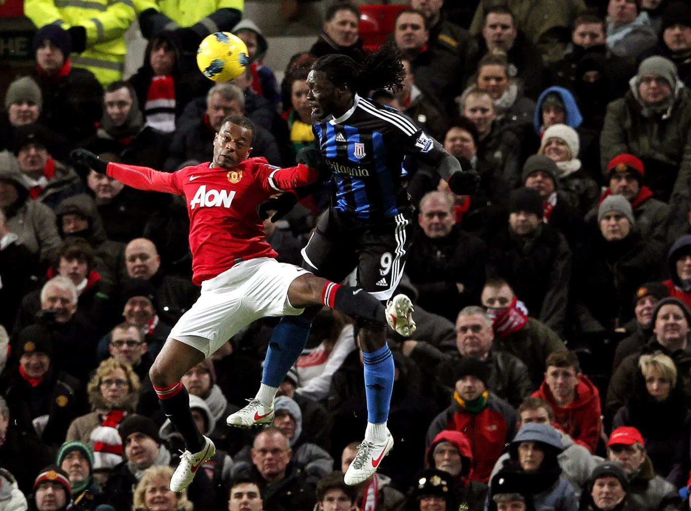 Patrice Evra (w czerwonym stroju)