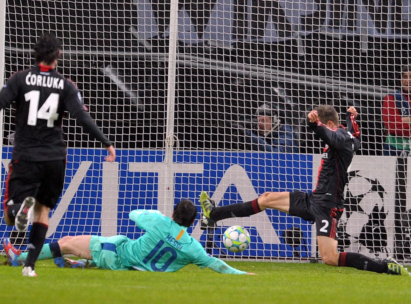 Lionel Messi strzela gola dla Barcelony