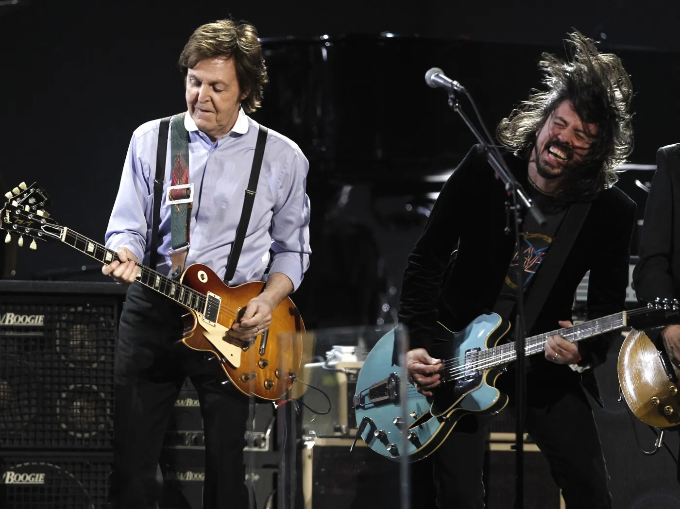 Paul McCartney i Dave Grohl z Foo Fighters na scenie podczas gali Grammy