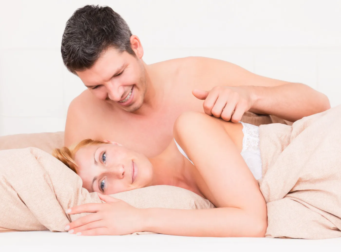 seks łóżko para małżeństwo