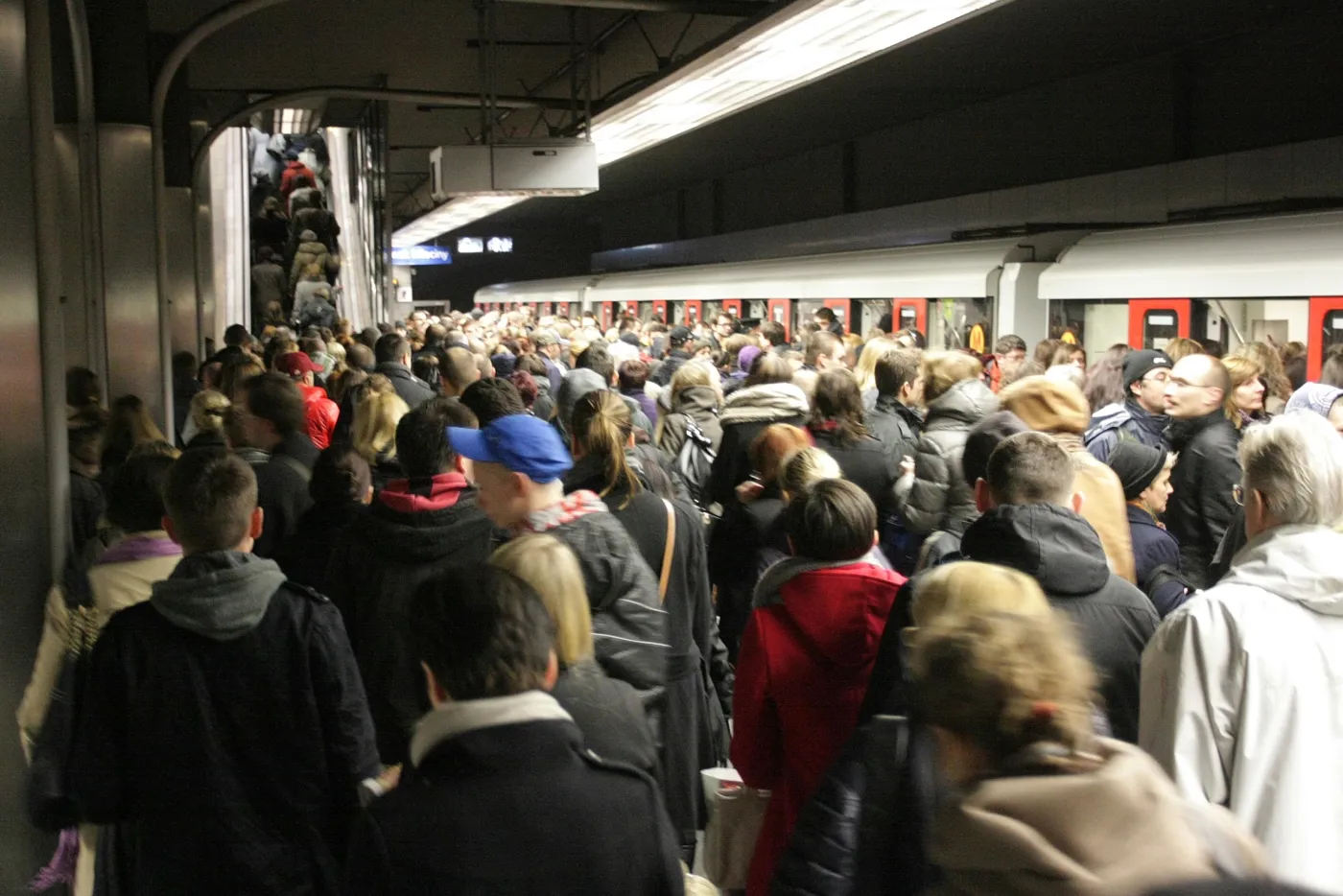 Tłum na stacji metra w Warszawie