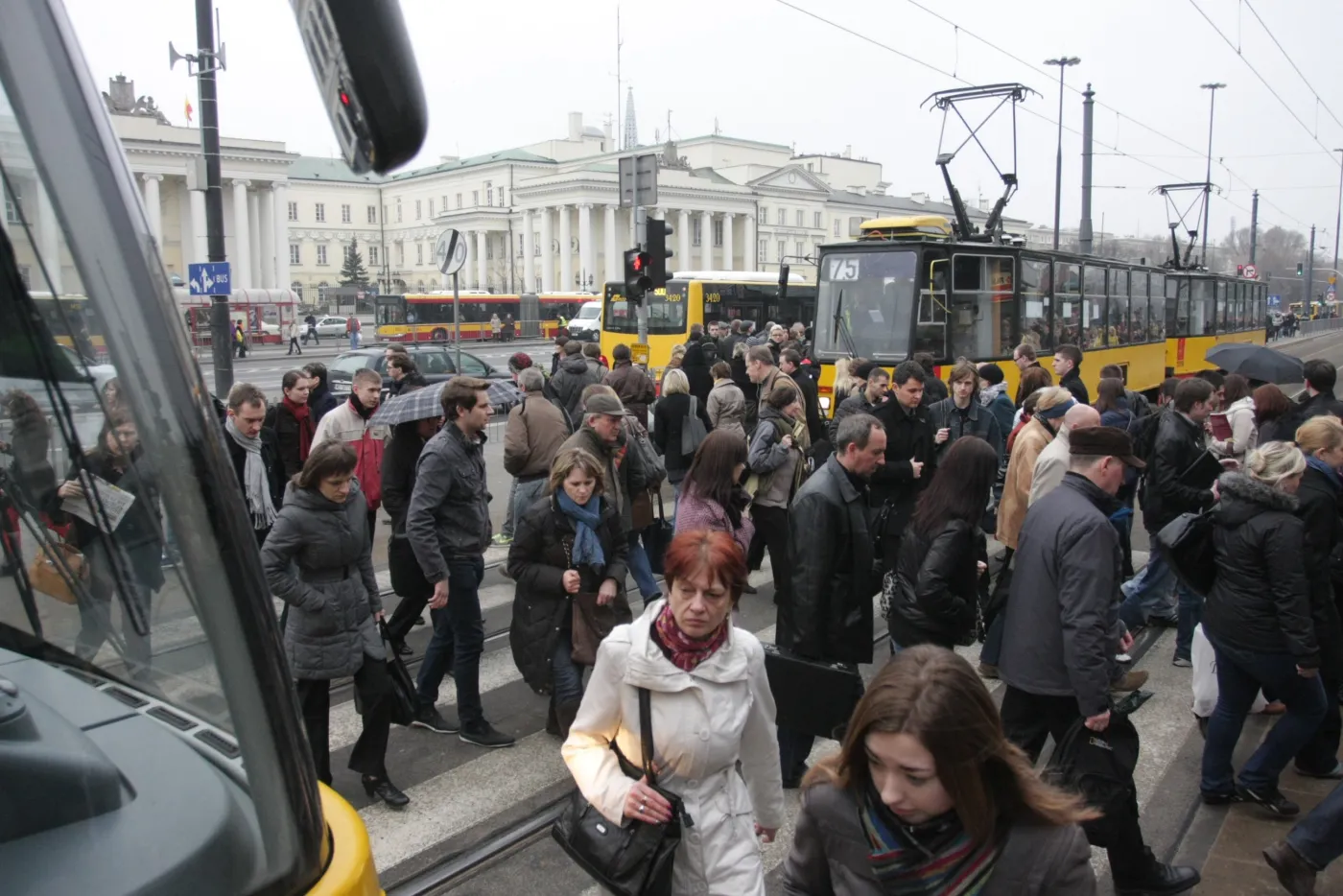 3253812-tlum-na-przystanku-tramwajowym.jpg