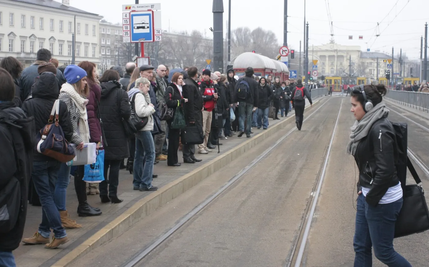 3253899-tlum-na-przystanku-tramwajowym.jpg