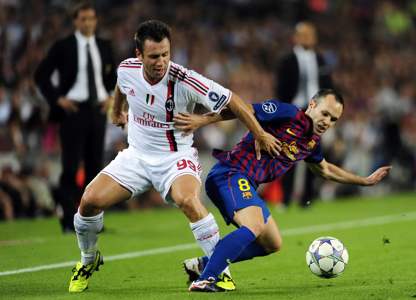 3286248-andr-s-iniesta-i-mark-van-bommel.jpg