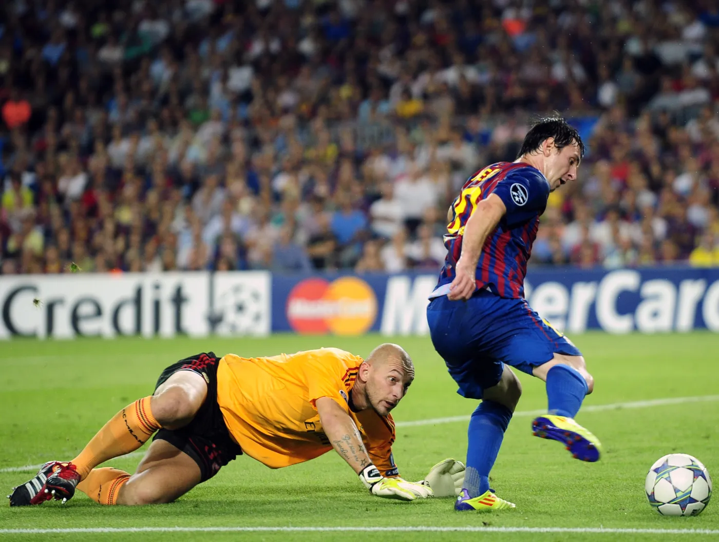 3286306-lionel-messi-obiegia-christiana.jpg