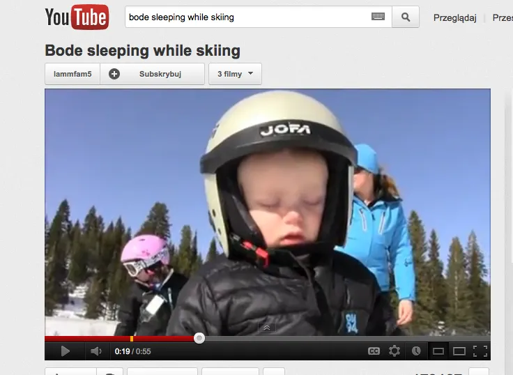 Maluch śpi podczas jazdy na nartach
