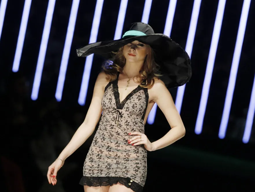 3302491-china-fashion-week-pokaz-bielizny.jpg