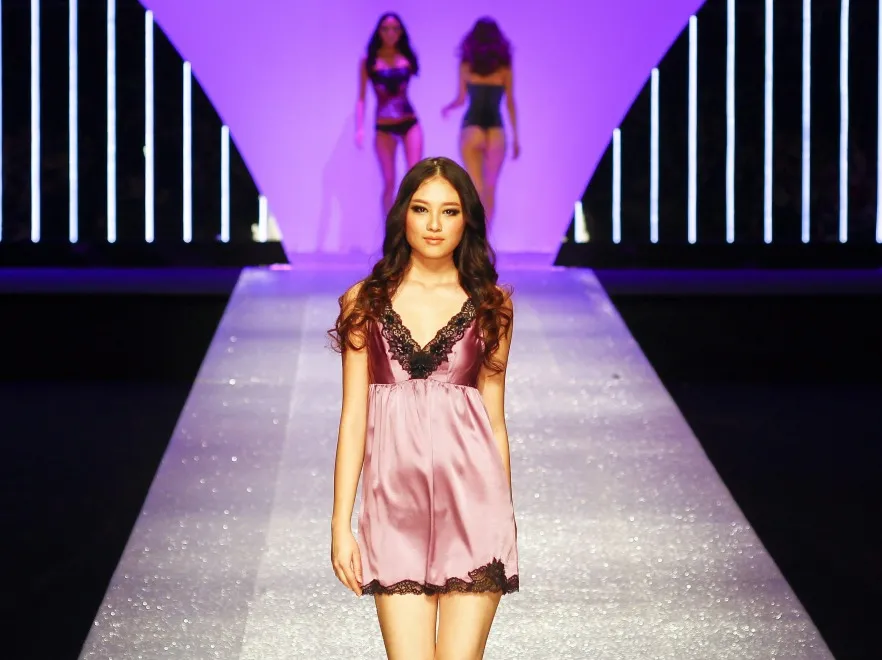 3302542-china-fashion-week-pokaz-bielizny.jpg