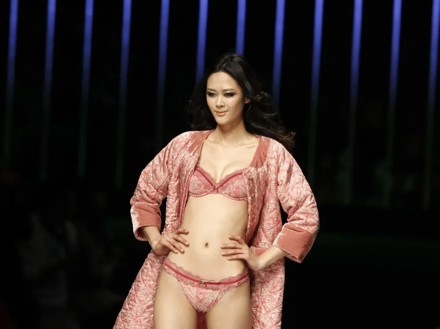 3302338-china-fashion-week-pokaz-bielizny.jpg