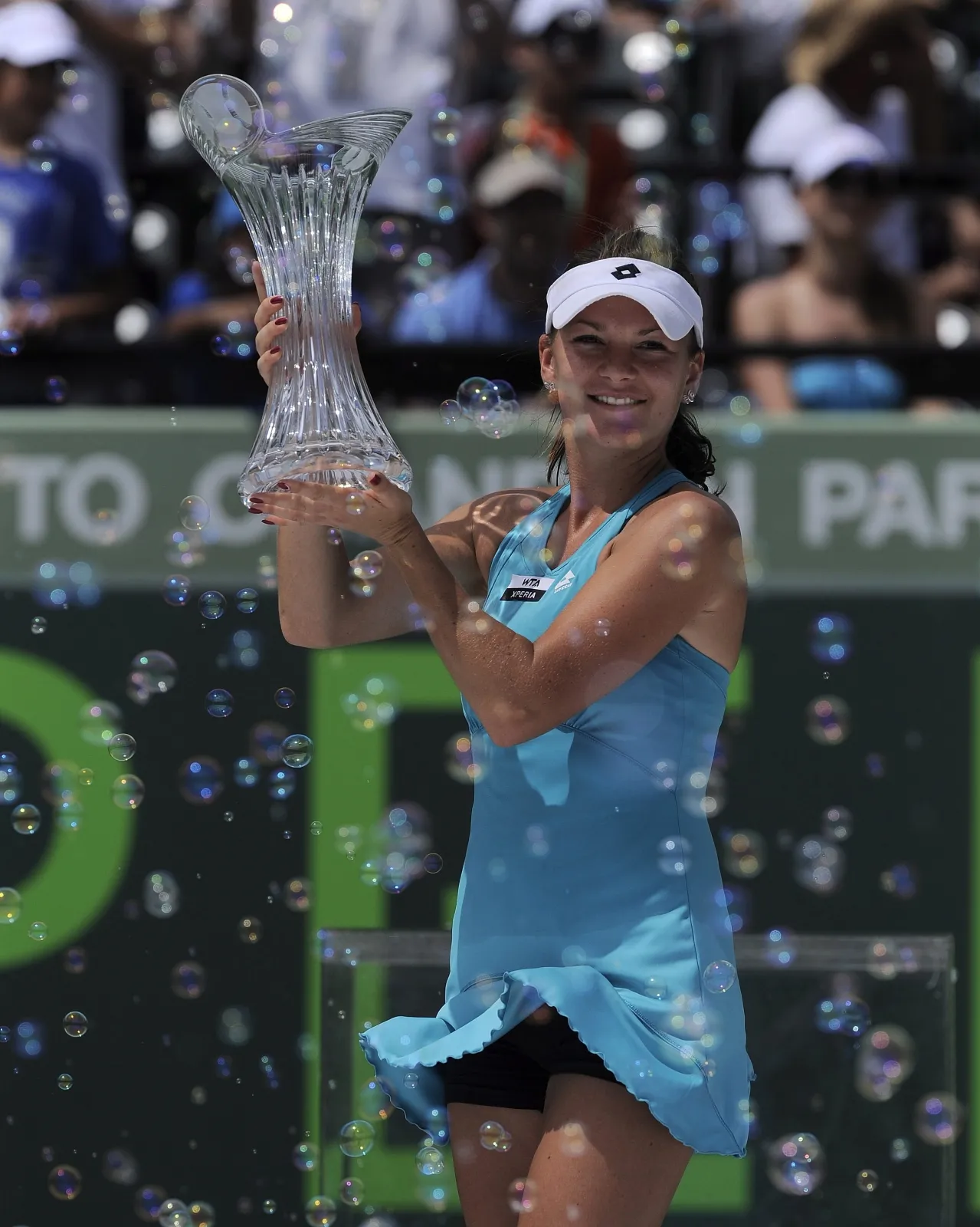 Agnieszka Radwańska z pucharem za zwycięstwo w turnieju WTA w Miami