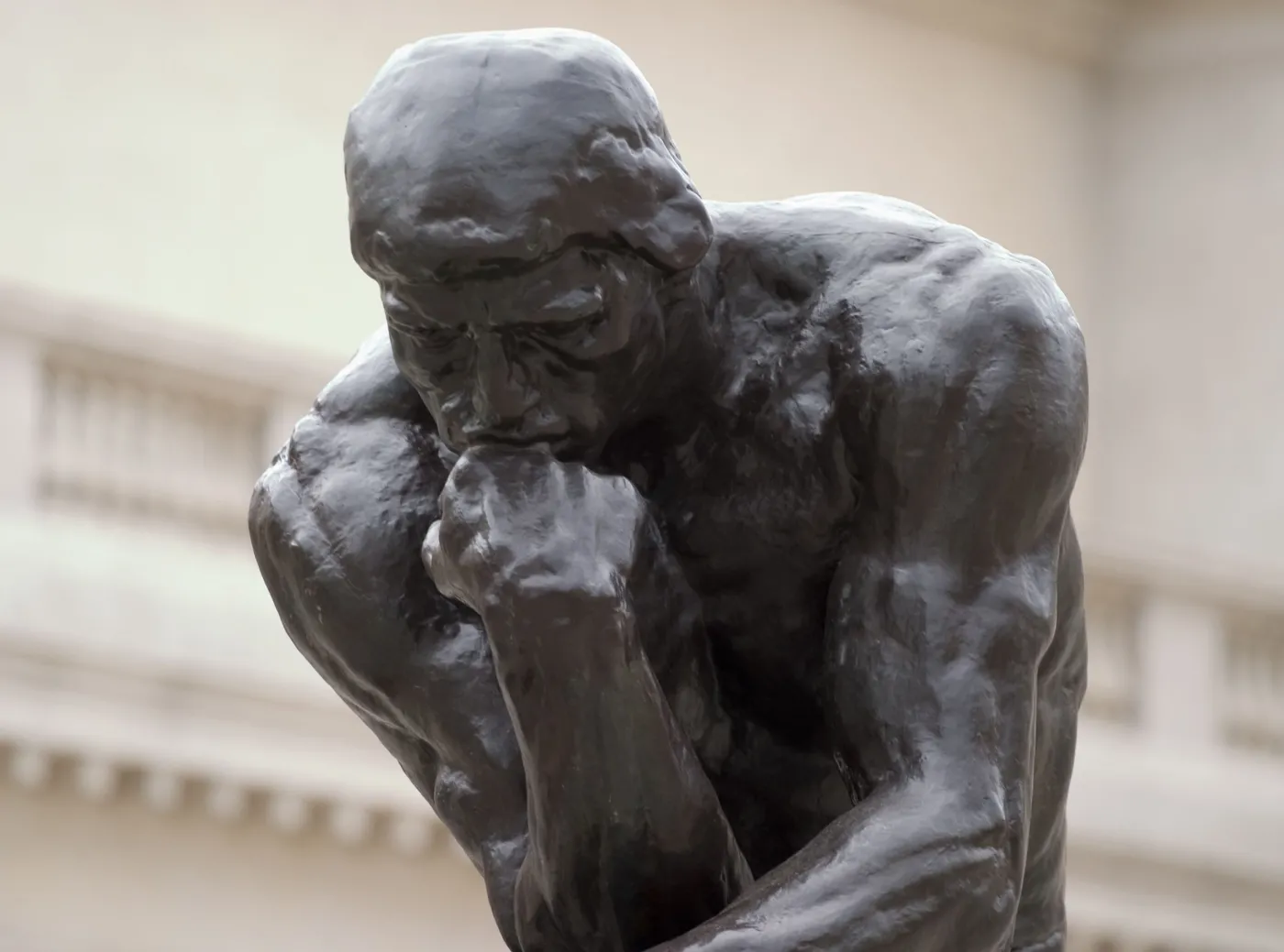 myślący człowiek statua pomnik