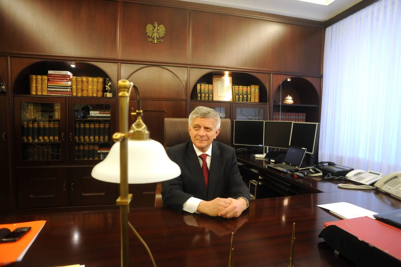 Prezes NBP Marek Belka w swoim gabinecie