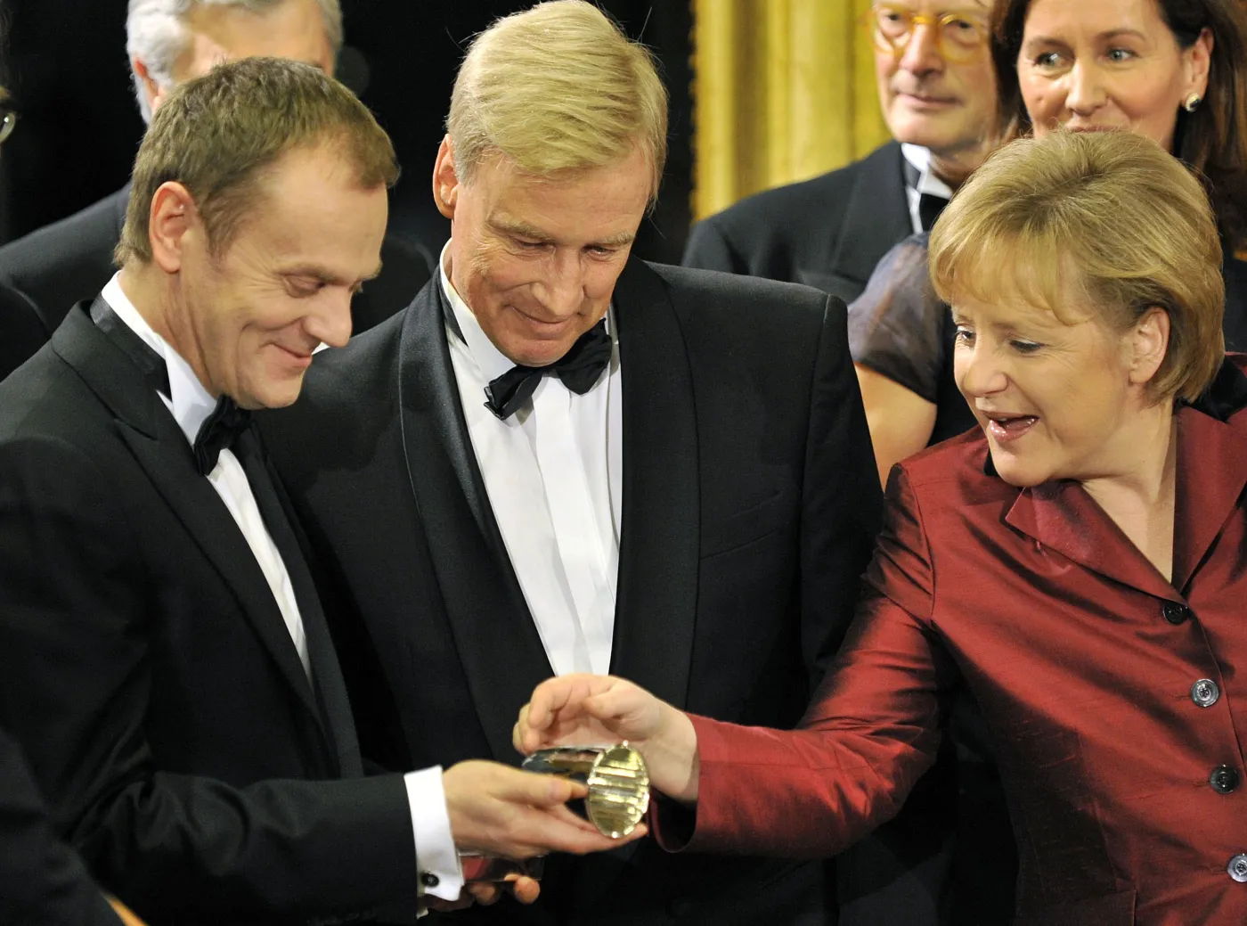 donald tusk angela merkel prezent