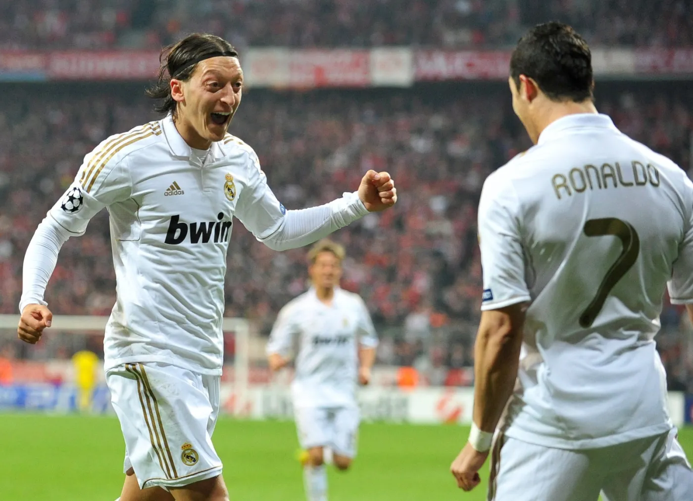 Mesut Oezil i Cristiano Ronaldo cieszą się z bramki na 1-1 w meczu Ligi Mistrzów Bayern Monachium - Real Madryt