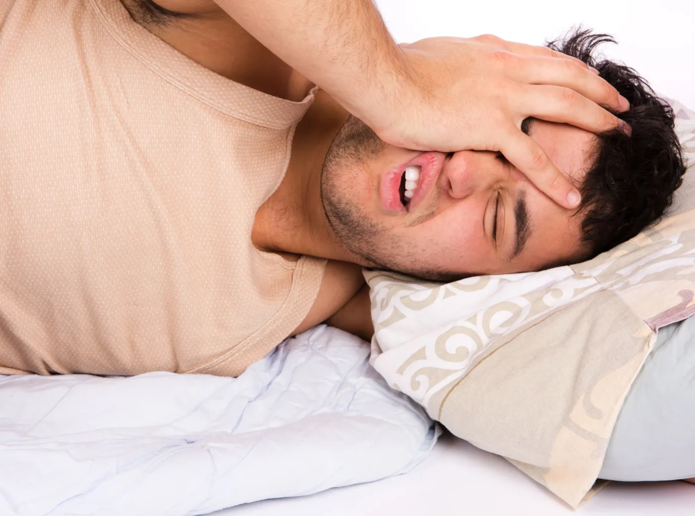 mężczyzna chory kac ból głowy