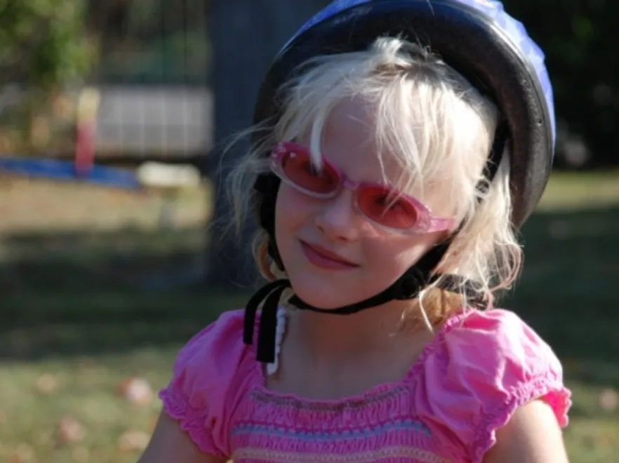 Dziecko w okularach przeciwsłonecznych