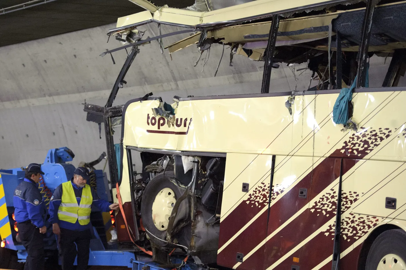 Resztki autokaru z Belgii, który rozbił się w tunelu
