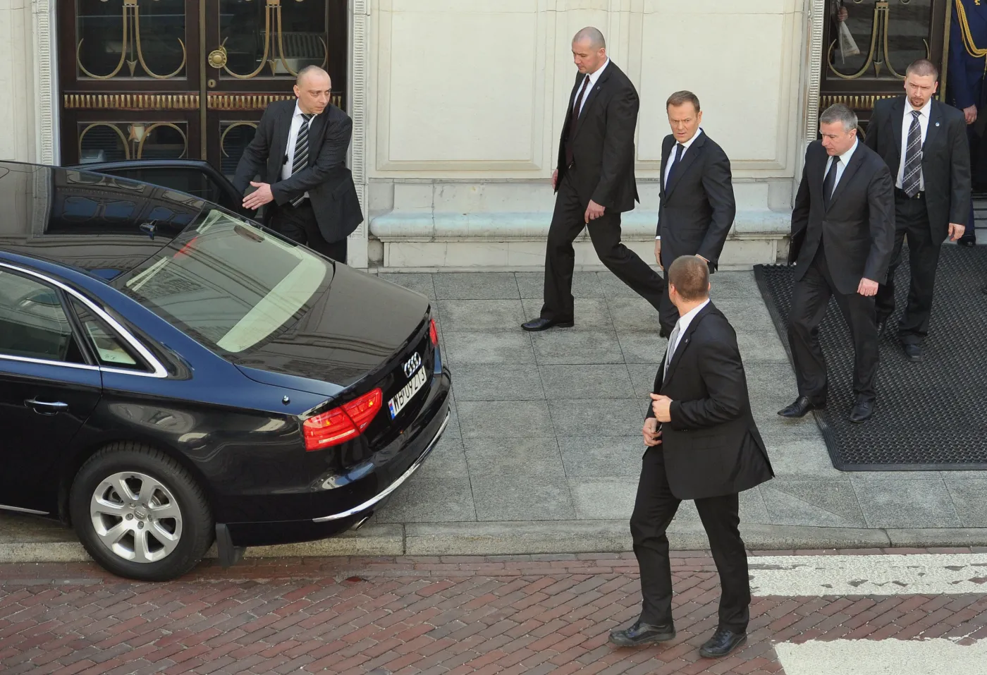 Donald Tusk i funkcjonariusze BOR