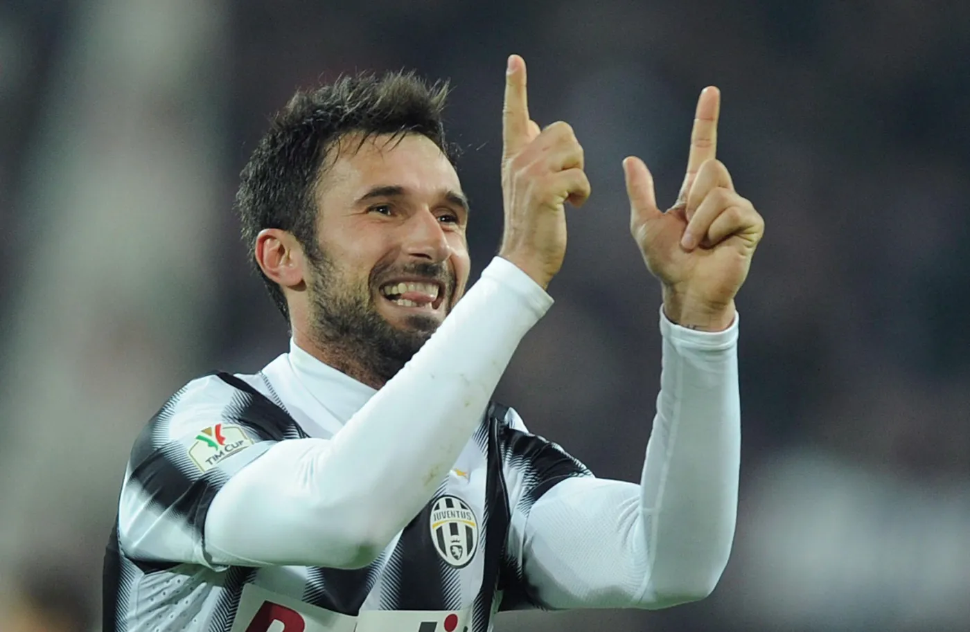  Mirko Vucinić cieszy się  gola strzelonego w meczu półfinałowym Pucharu Włoch z AC Milan