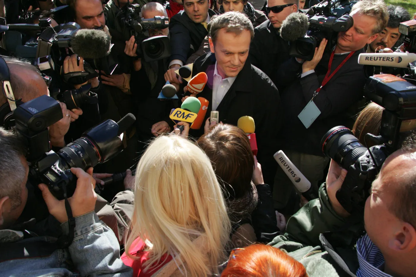 Donald Tusk w tłumie dziennikarzy